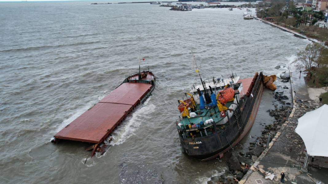 Fırtına Zonguldak'ta felaketi yaşattı! İkiye bölünen gemi böyle görüntülendi 2